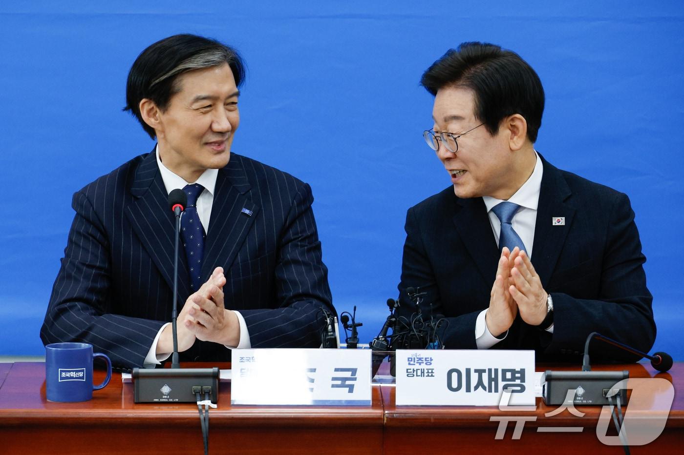 이재명 더불어민주당 대표(오른쪽)가 21일 오후 서울 여의도 국회에서 조국 조국혁신당 대표를 예방, 조 대표의 인사말을 들은 뒤 손뼉치고 있다. 2024.8.21/뉴스1 ⓒ News1 안은나 기자