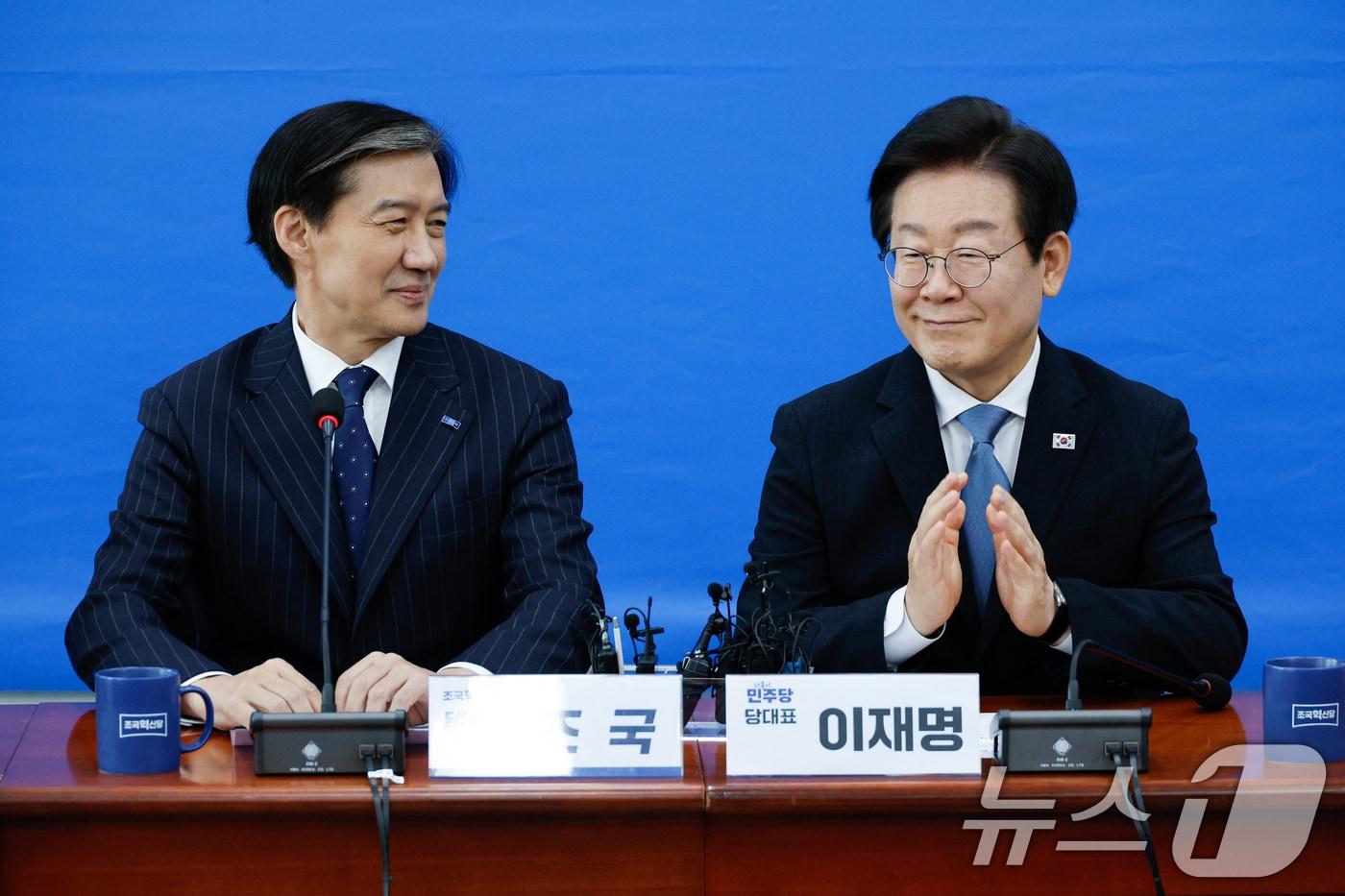 본문 이미지 - 이재명 더불어민주당 대표(오른쪽)가 8월21일 오후 서울 여의도 국회에서 조국 조국혁신당 대표를 예방, 조 대표의 인사말을 들은 뒤 손뼉치고 있다. 2024.8.21/뉴스1 ⓒ News1 안은나 기자