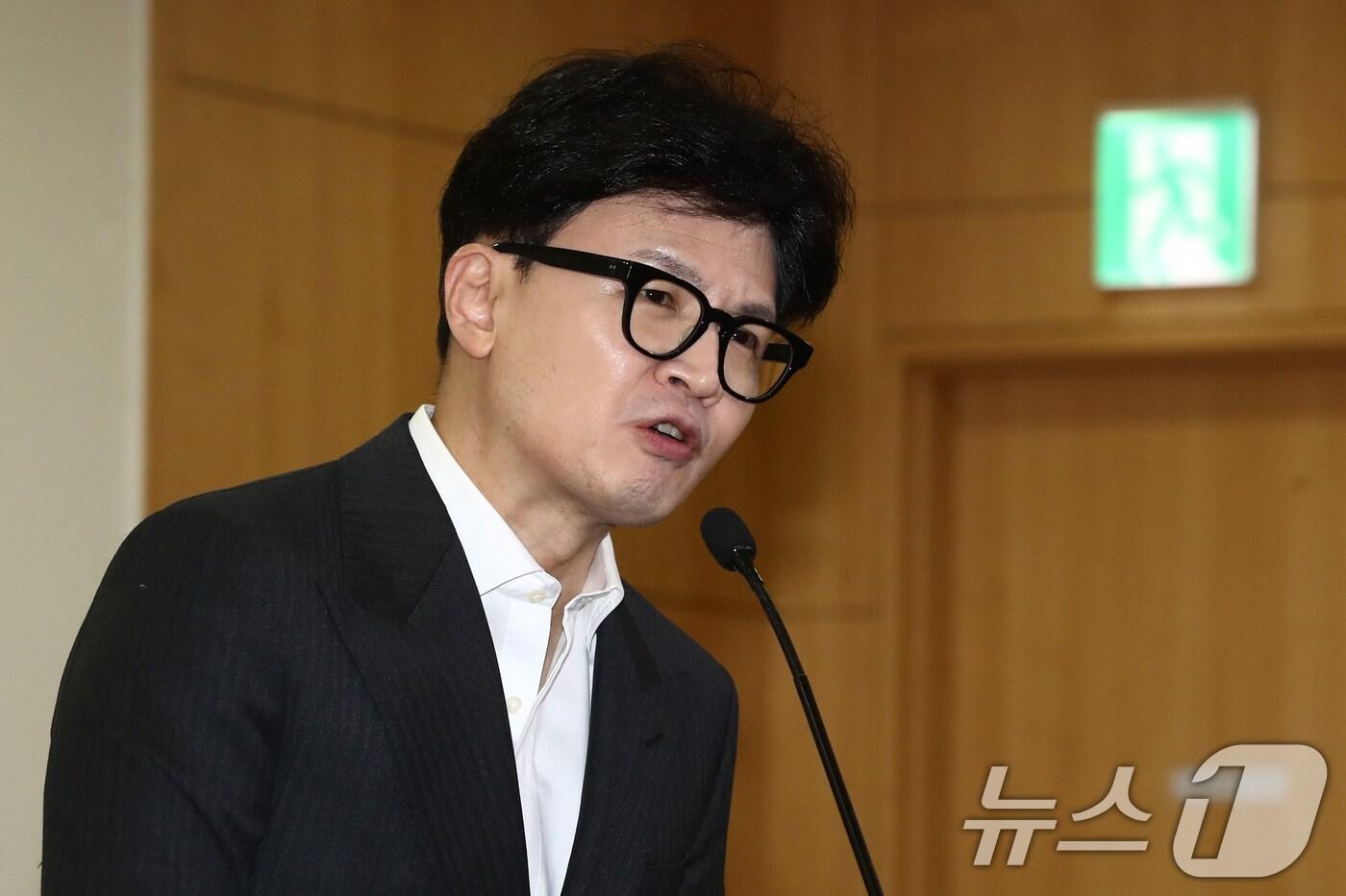 본문 이미지 - 한동훈 국민의힘 대표가 21일 오후 서울 여의도 국회 의원회관에서 열린 형법 제98조 개정 입법토론회에 참석해 축사를 하고 있다.2024.8.21/뉴스1 ⓒ News1 이광호 기자