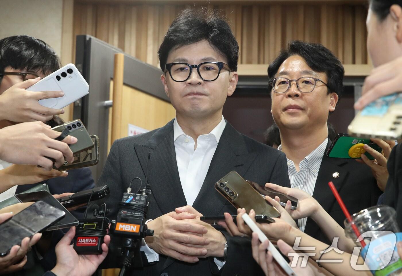 본문 이미지 - 한동훈 국민의힘 대표가 21일 오후 서울 여의도 국회 의원회관에서 열린 형법 제98조 개정 입법토론회 참석을 마치고 나서며 취재진의 질문을 들으며 생각에 잠겨있다.2024.8.21/뉴스1 ⓒ News1 이광호 기자