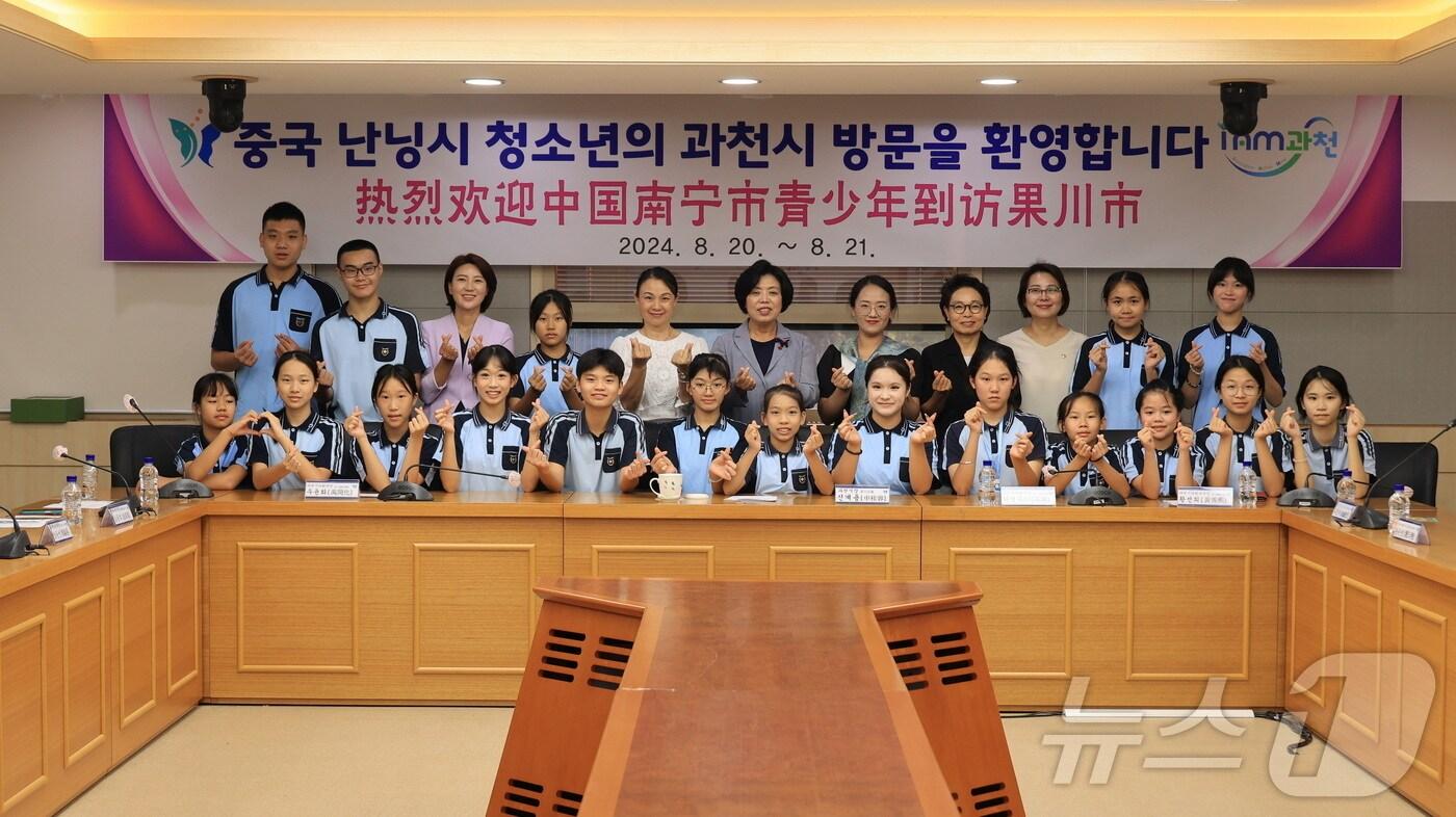 본문 이미지 - 방문단.(과천시 제공)