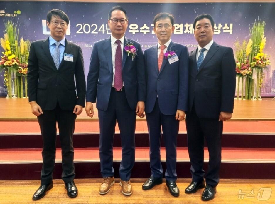 본문 이미지 - 한국토지주택공사의 2024년 우수시공업체로 선정된 서한의 이청치 이사(왼쪽부터), 정윤섭 LH 건설안전기술본부장, 정우필 대표이사, 강왕기 건축본부 상무가 기념사진을 촬영하고 있다.(서한 제공)