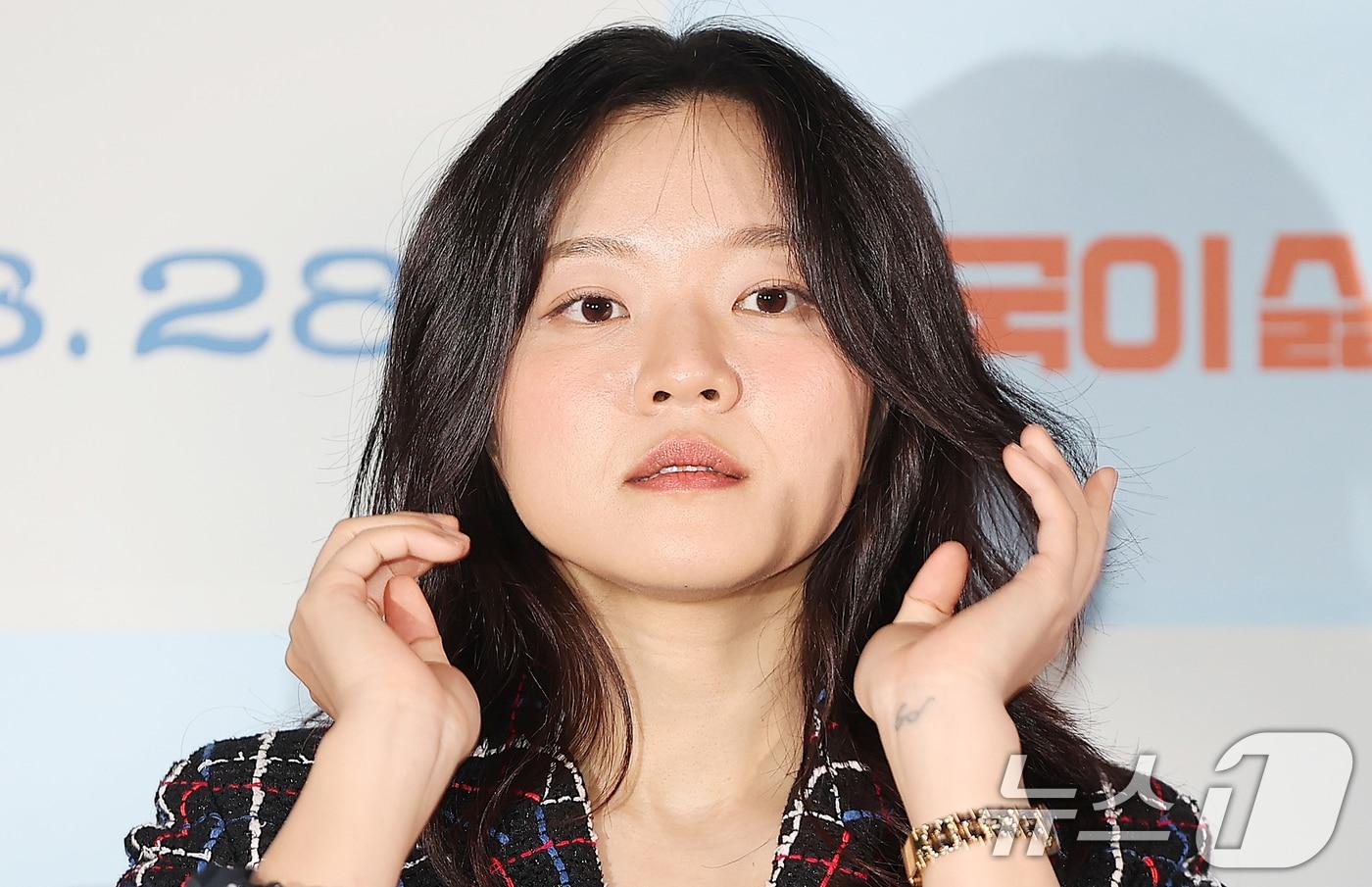 배우 고아성이 21일 오후 서울 CGV 용산아이파크몰에서 열린 영화 ‘한국이 싫어서’ 언론시사회에 참석해 머리를 만지고 있다. ‘한국이 싫어서’는 20대 후반의 계나(고아성)이 갑자기 자신의 행복을 찾아 직장과 가족, 남자친구를 뒤로하고 홀로 뉴질랜드로 떠나는 이야기다. 시대를 아우르는 공감과 희망의 메시지로 제28회 부산국제영화제 개막작으로 선정되기도 했다. 2024.8.21/뉴스1 ⓒ News1 김진환 기자