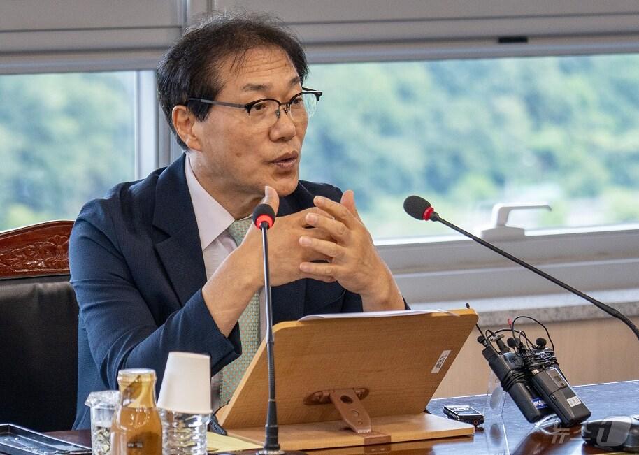 본문 이미지 - 박종래 UNIST 신임 총장이 21일 대학본부 대회의실에서 취임 기자회견을 하고 있다. (UNIST 제공) 