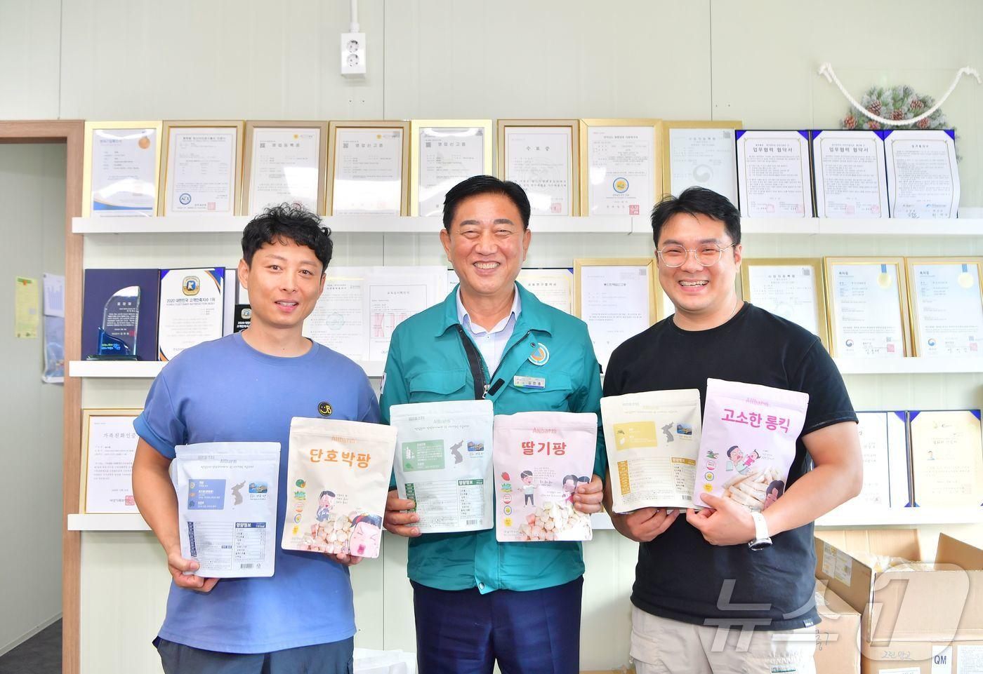 본문 이미지 - 김한종 전남 장성군수가 ‘독도 지킴이 과자’로 알려진 장성군 업체 ‘올바름’을 찾아가 격려하고 있다. 올바름은 포장지 뒷면 독도 문구와 사진을 없애는 조건으로 연 매출 15%에 달하는 수출 계약을 제안받았으나 거절해 눈길을 끌었다.(장성군 제공)2024.8.21./뉴스1