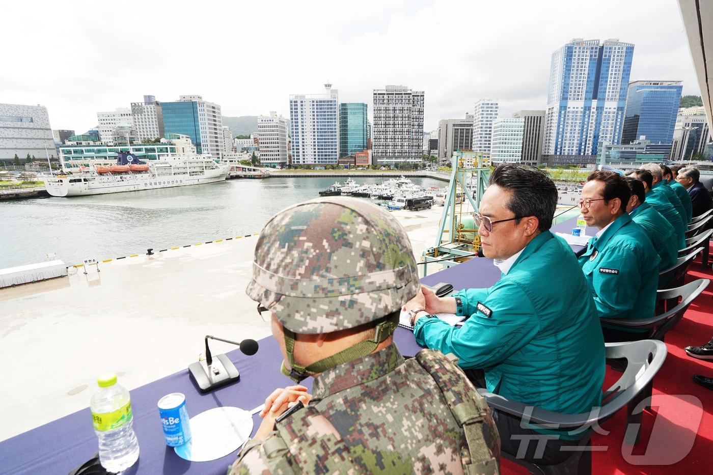 본문 이미지 - 강도형 해양수산부 장관이 21일 14시 부산항 국제여객터미널에서 실시된 ‘사이버(Cyber) 위기대응과 연계한 부산항 통합방호훈련’을 참관하고 있다.(해양수산부 제공)