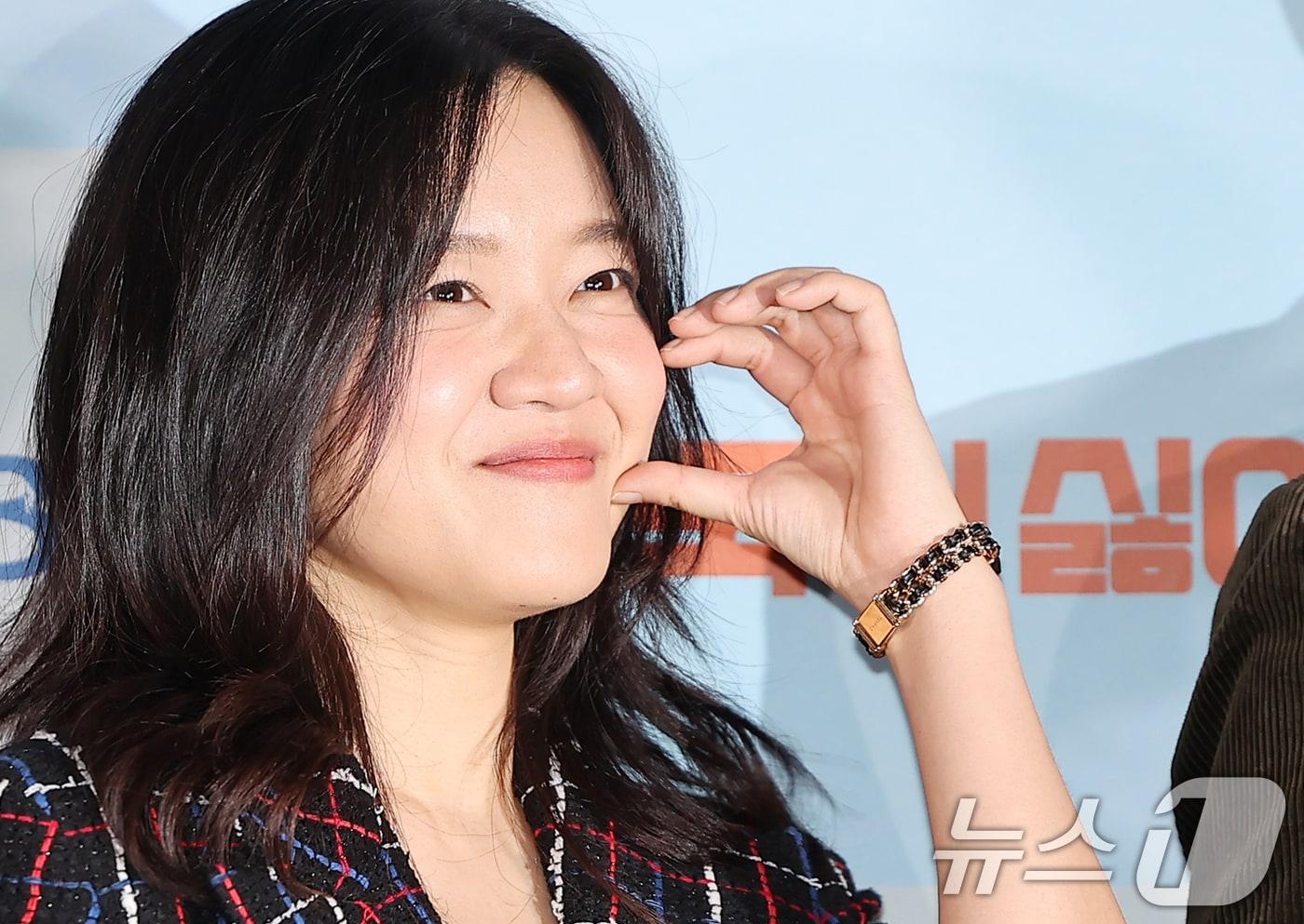 배우 고아성이 21일 오후 서울 CGV 용산아이파크몰에서 열린 영화 ‘한국이 싫어서’ 언론시사회에 참석해 포즈를 취하고 있다. ‘한국이 싫어서’는 20대 후반의 계나(고아성)이 갑자기 자신의 행복을 찾아 직장과 가족, 남자친구를 뒤로하고 홀로 뉴질랜드로 떠나는 이야기다. 시대를 아우르는 공감과 희망의 메시지로 제28회 부산국제영화제 개막작으로 선정되기도 했다. 2024.8.21/뉴스1 ⓒ News1 김진환 기자