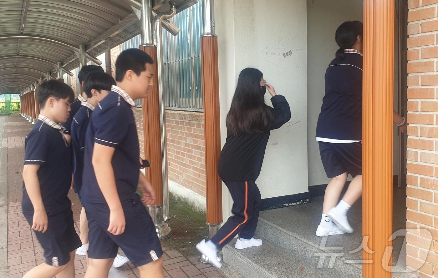 본문 이미지 - 21일 울산 울주군 남창중학교에서 방사능 누출 사고 대비 훈련이 진행되고 있다. (울산교육청 제공)