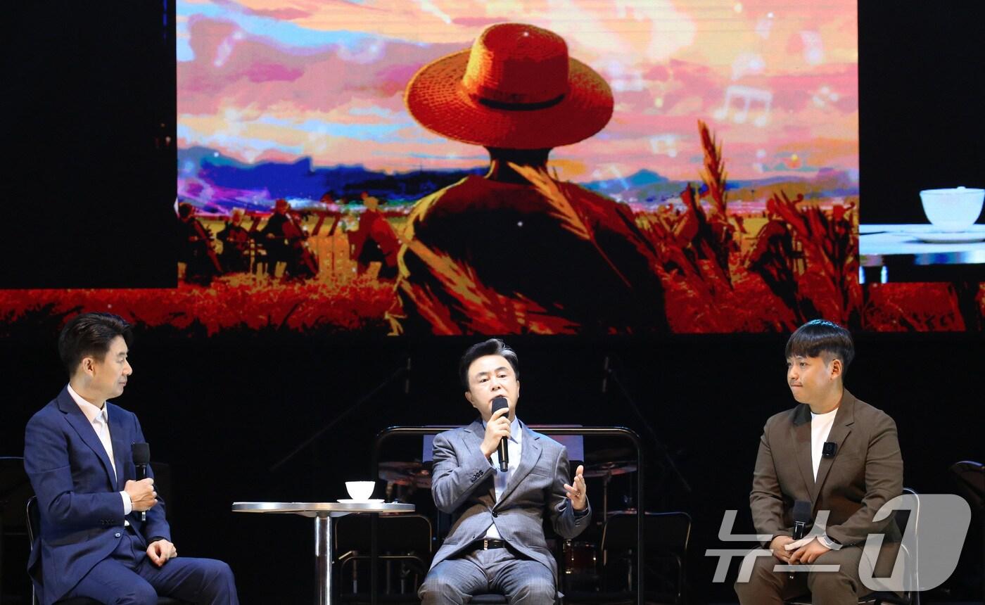 본문 이미지 - 21일 충남 천안예술의전당에서 열린 ‘2024 전국 농어촌 청춘토크 콘서트’에서 김태흠 충남지사가 한태웅 청년농부와 토크콘서트를 하고 있다. 2024.8.21/뉴스1 ⓒ News1 김기태 기자