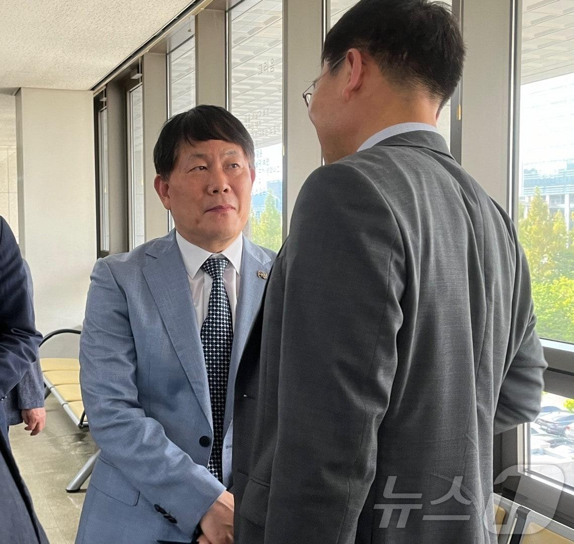 본문 이미지 -  21일 대전지방법원에서 김정규 타이어뱅크 회장이 재판에 들어가기 전 변호사와 대화를 나누고 있다. 2024.8.21 /뉴스1 ⓒ News1 허진실 기자