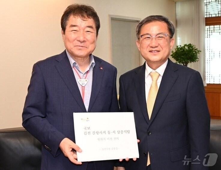 본문 이미지 - 김충섭 김천시장(왼쪽)이 21일 김재홍 국립중앙박물관장과 면담을 갖고 국보 '김천 갈항사지 동·서 삼층석탑' 김천 이전을 요청하는 서류를 전달하고 있다, (김천시 제공) 2024.8.21/뉴스1