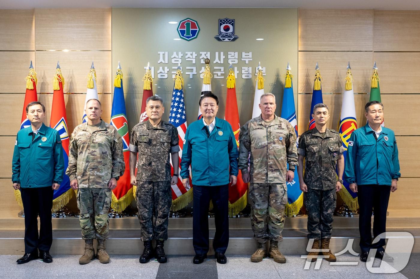 윤석열 대통령이 지난 8월 경기도 용인시 지상작전사령부를 방문해 한미 지휘관들과 기념촬영을 하고 있다. 왼쪽부터 인성환 국가안보실 2차장, 크리스토퍼 라네브 미8군사령관, 손식 지상작전사령관, 윤 대통령, 폴 러캐머라 한미연합사령관, 강신철 한미연합사 부사령관, 신원식 국가안보실장 겸 국방부 장관. (대통령실 제공) 2024.8.21/뉴스1 ⓒ News1 송원영 기자