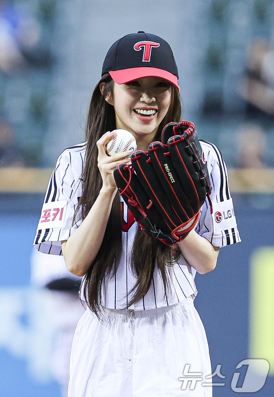 본문 이미지 - 레드벨벳 아이린의 CF 한 장면을 연상시키는 시구로 눈길을 끌었다. ⓒ News1 이재명 기자