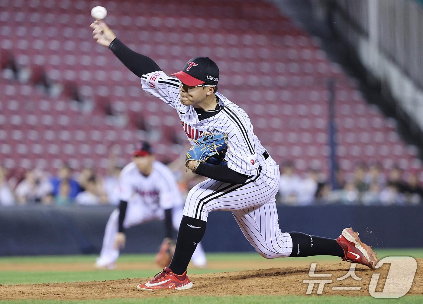 본문 이미지 - 21일 오후 서울 송파구 잠실야구장에서 열린 프로야구 ‘2024 신한 SOL 뱅크 KBO리그’ SSG 랜더스와 LG 트윈스의 경기, 7회초 LG 이지강이 역투하고 있다. 2024.8.21/뉴스1 ⓒ News1 이재명 기자