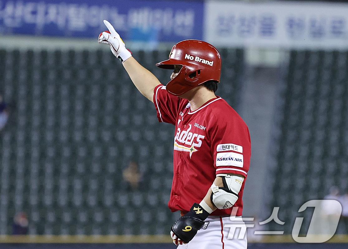 본문 이미지 - 21일 오후 서울 송파구 잠실야구장에서 열린 프로야구 ‘2024 신한 SOL 뱅크 KBO리그’ SSG 랜더스와 LG 트윈스의 경기, 7회초 2사 2루 상황 적시타를 친 SSG 김성현이 세리머니를 하고 있다. 2024.8.21 ⓒ 뉴스1 이재명 기자
