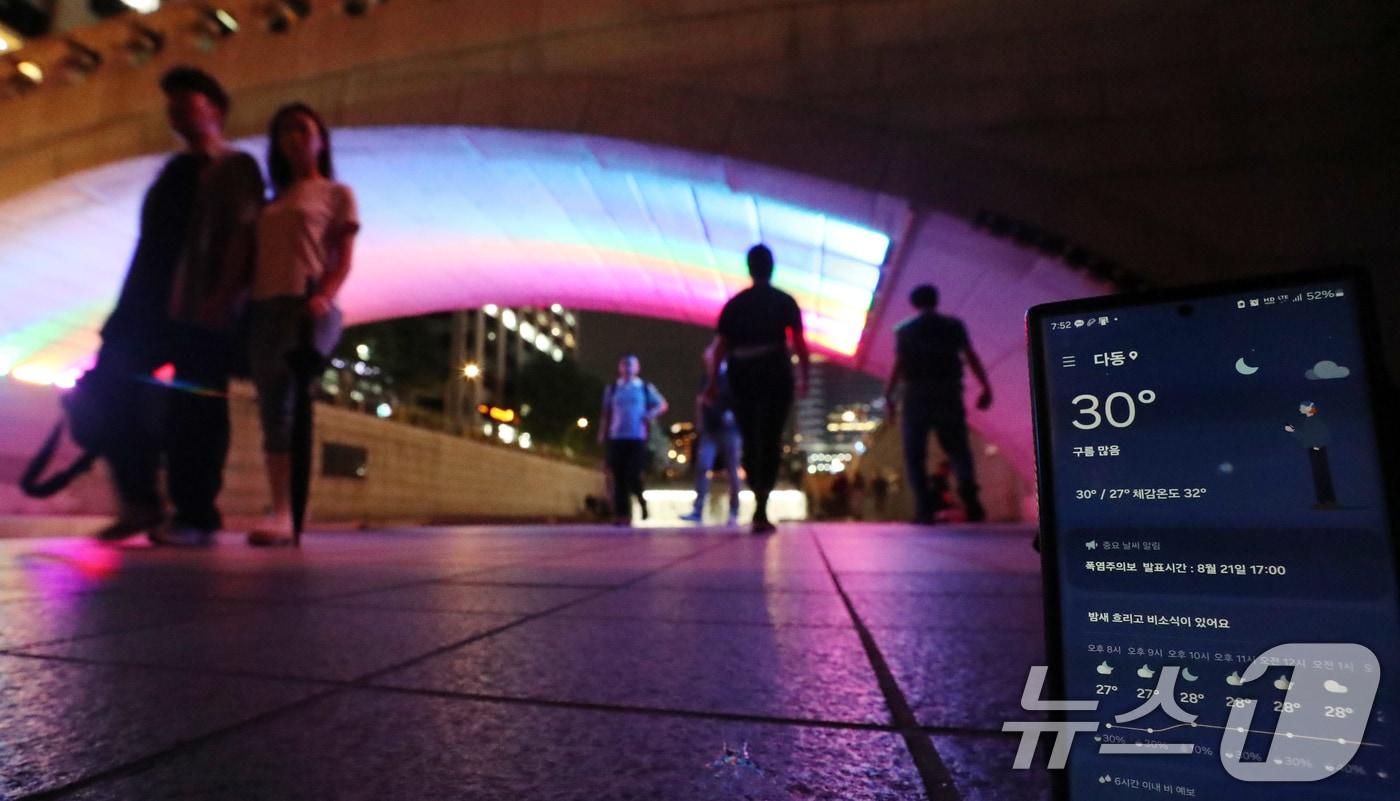 본문 이미지 - 열대야가 이어지는 21일 오후 서울 청계천을 찾은 시민들과 외국인 관광객들이 더위를 식히고 있다. /뉴스1 ⓒ News1 박세연 기자