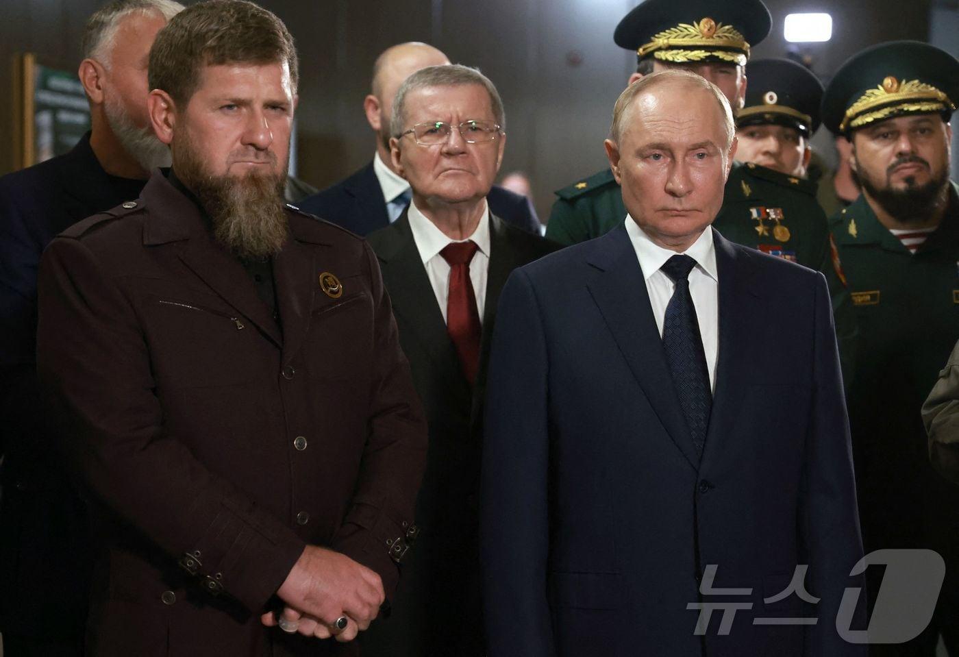 본문 이미지 - 블라디미르 푸틴 러시아 대통령(오른쪽)과 람잔 카디로프 체첸 공화국 수장. 2024.08.21 ⓒ AFP=뉴스1