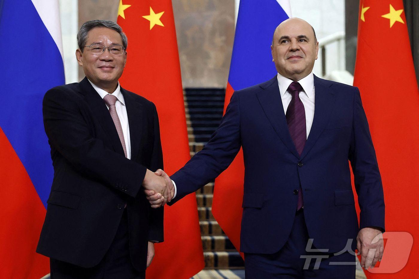 미하일 미슈스틴 러시아 총리가 21일(현지시간) 모스크바에서 열린 29회 러·중 총리 회담에 참석한 리창 중국 총리와 만나 악수를 하고 있다. 2024.08.21 ⓒ AFP=뉴스1 ⓒ News1 우동명 기자