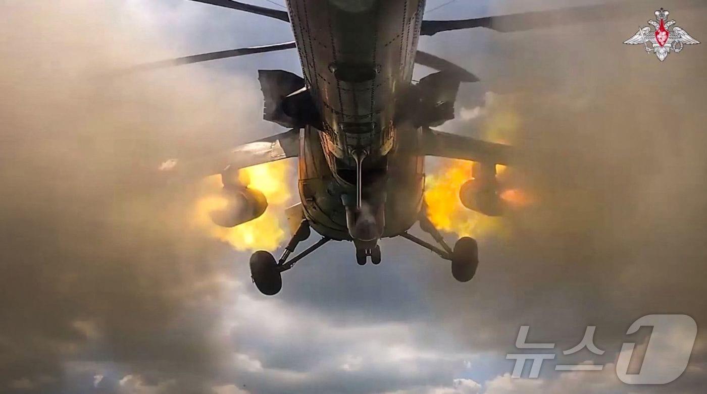 러시아 Mi-35m 공격 헬기가 쿠르스크 접경에서 우크라이나군을 향해 로켓을 발사하고 있다. 사진은 러시아 국방부가 21일 배포했다. 2024.08.21 ⓒ AFP=뉴스1 ⓒ News1 정지윤기자