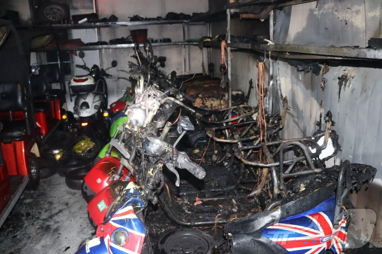 본문 이미지 - 22일 오전 0시 51분쯤 전남 담양군 담양읍의 전기스쿠터 대여점에서 불이 나 전기스쿠터 10대 등이 소실된 모습. (담양소방 제공) 2024.8.22/뉴스1 