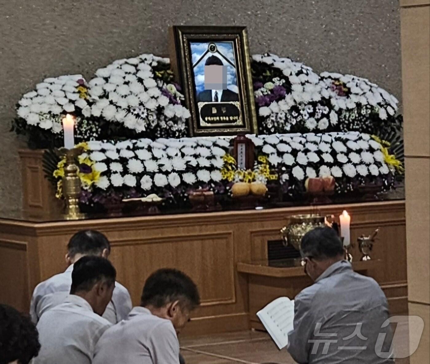 본문 이미지 - 김 씨의 빈소에서  교인들이 예배를 드리고 있다. / 뉴스1 ⓒ News1 백운석 기자 