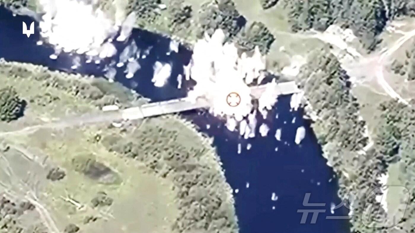 우크라이나 특수부대가 무인기(드론)로 촬영해 21일(현지시간) 배포한 영상으로, 이날 러시아 쿠르스크주(州) 글루시코보 마을의 세임강 부교를 미국산 다연장로켓 '하이마스(HIMARS)'로 공격하는 장면이 담겼다. 글루시코보의 세임강 교량은 지난 16일 우크라이나군에 의해 파괴됐다. 2024.08.21. ⓒ 로이터=뉴스1 ⓒ News1 김성식 기자