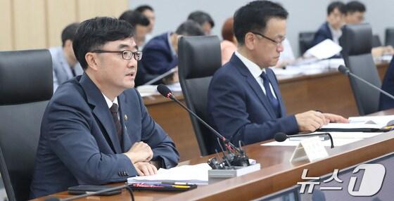 본문 이미지 - 임기근 조달청장이 6월 17일 세종시 정부세종청사 중앙동에서 열린 경제장관회의에 참석해 발언하고 있다.&#40;세종=뉴스1&#41; 김기남 기자