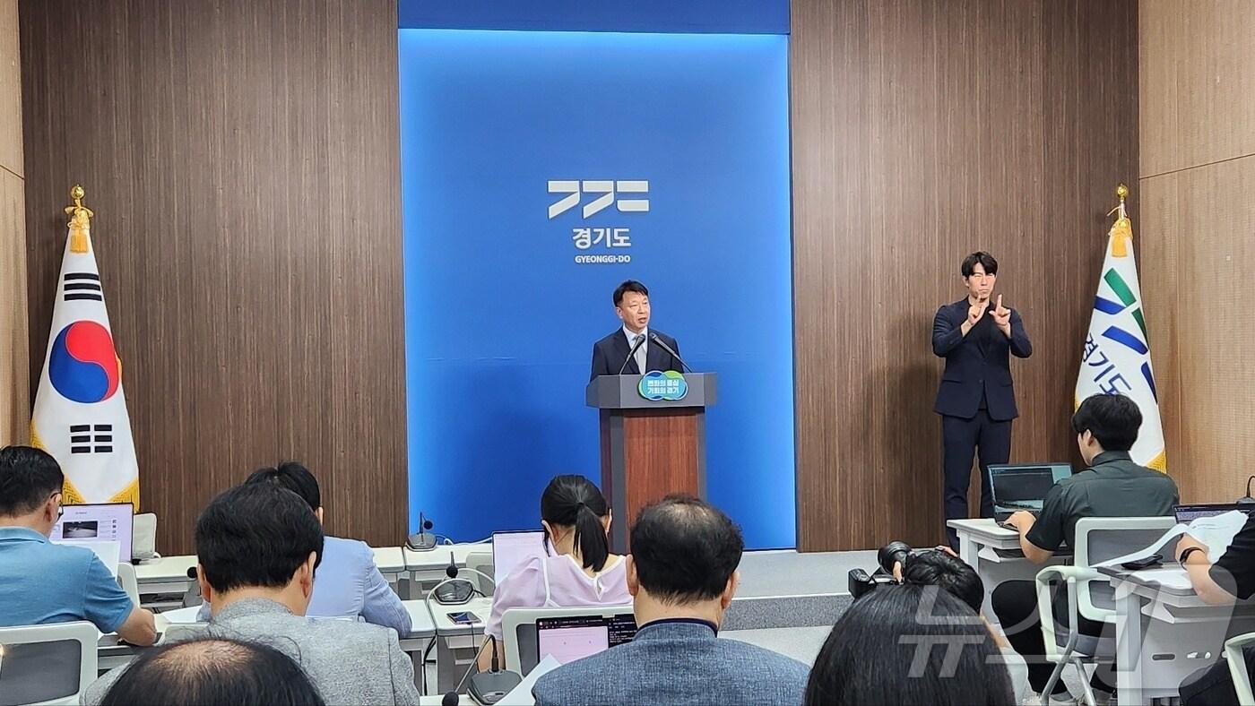 본문 이미지 - 22일 이희준 경기도 기획조정실장이 2024년 제1회 추경예산안 편성 관련 정책기자회견을 갖고 있다. /뉴스1