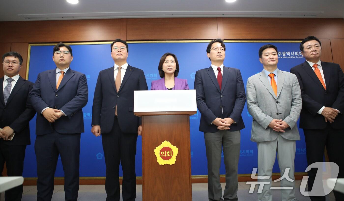 개혁신당 허은아 대표를 비롯한 지도부가 22일 광주시의회에서 현장 최고위원회의를 연 후 기자회견을 열고 있다.2024.8.22/뉴스1 ⓒ News1 박준배 기자