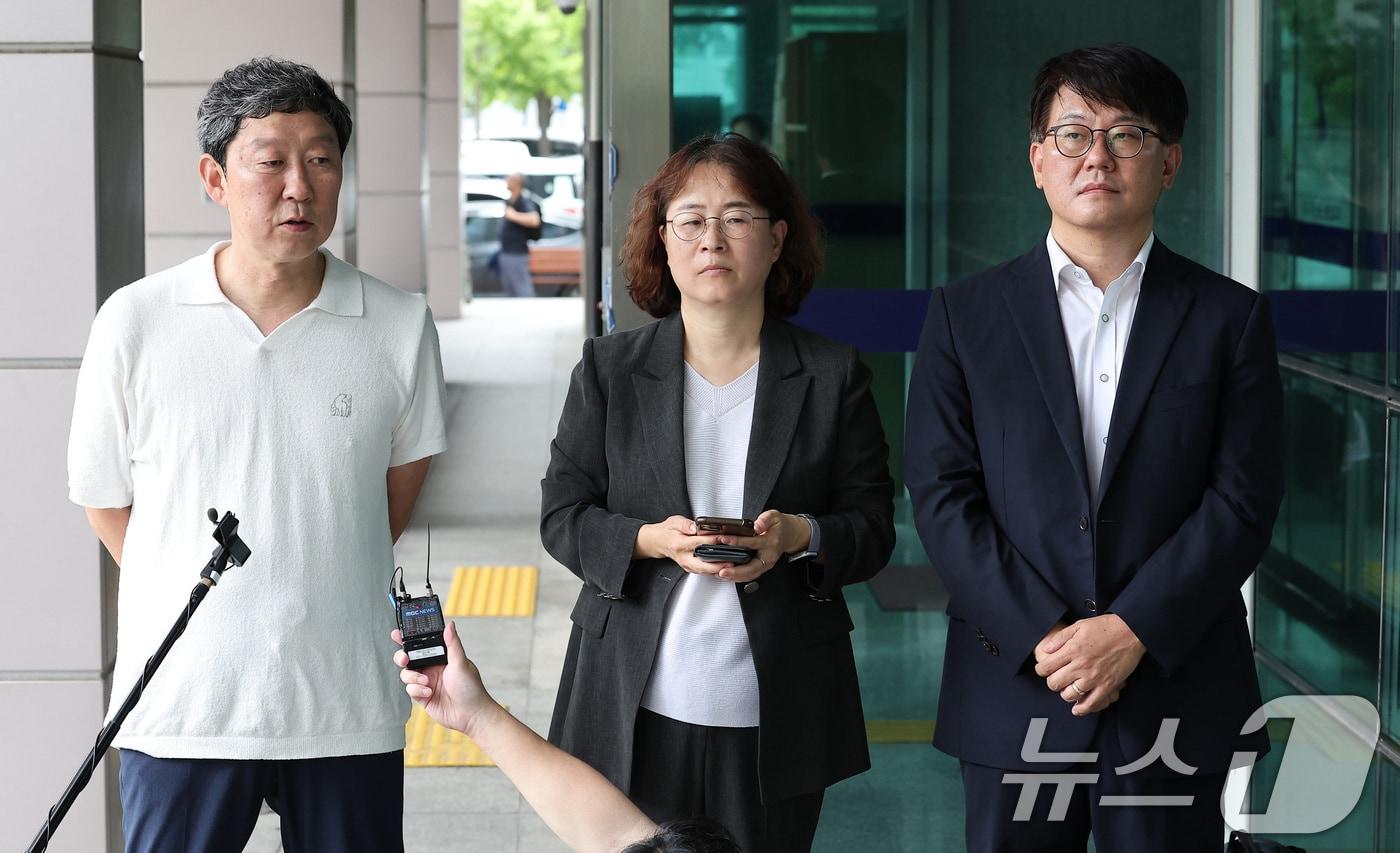 본문 이미지 - '일제 강제 징용' 관련 유가족 측 대리인이 지난 2024년 4월 22일 서울 서초구 서울중앙지법 별관에서 열린 일본제철 주식회사 손해배상 2심 선고를 마친 후 입장을 밝히고 있다. 2024.8.22 ⓒ 뉴스1 김성진 기자