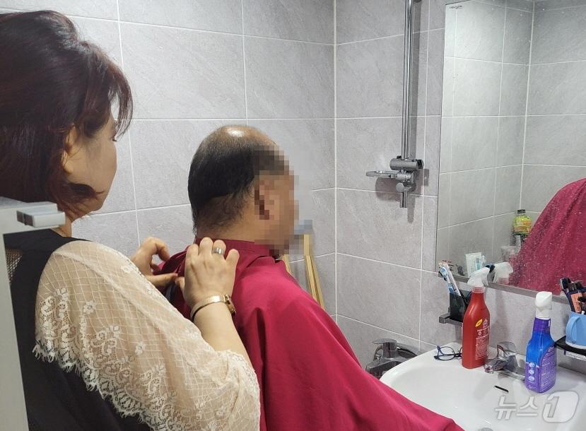 본문 이미지 -  강북구 '찾아가는 장애인 친화 미용실' 운영 (강북구 제공)