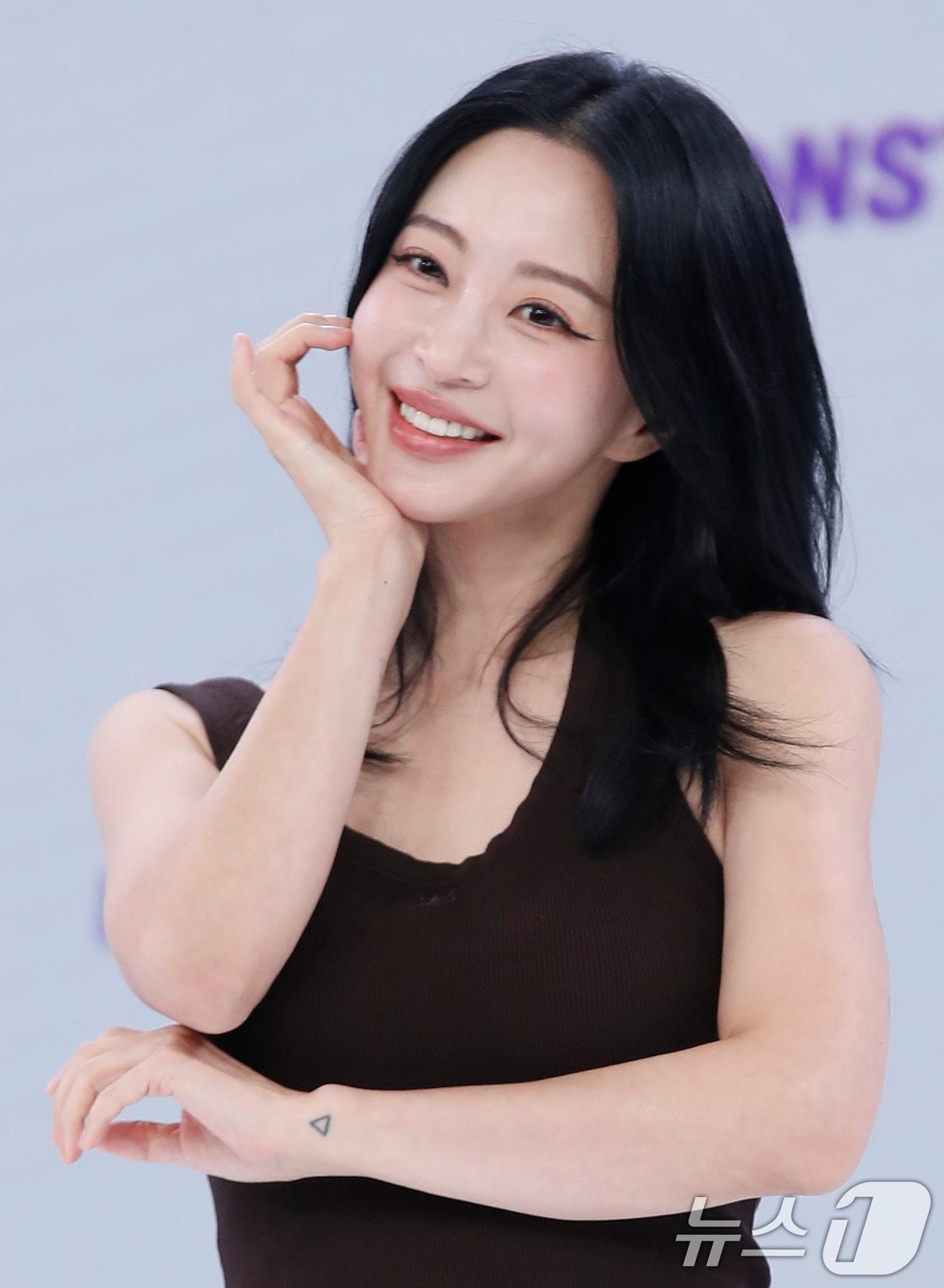 본문 이미지 - 배우 한예슬이 22일 서울 서초구 CJ ENM 커머스부문 사옥에서 열린 ‘CJ온스타일 초대형 모바일 라이브쇼’ 제작발표회에서 포즈를 취하고 있다. 2024.8.22/뉴스1 ⓒ News1 권현진 기자