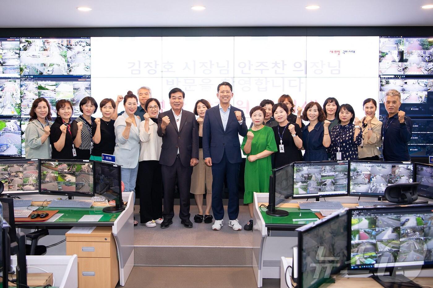 김장호 구미시장이 경북도 베스트 관제센터에 선정된 통합관제센터 요원들과 기념사진을 찍고 있다. (구미시 제공) 2024.8.22/뉴스1