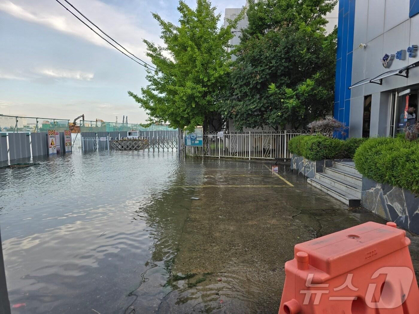 본문 이미지 - 인천 중구 인항파출소 앞 물이 차오른 모습(인천해양경찰서 제공)/뉴스1