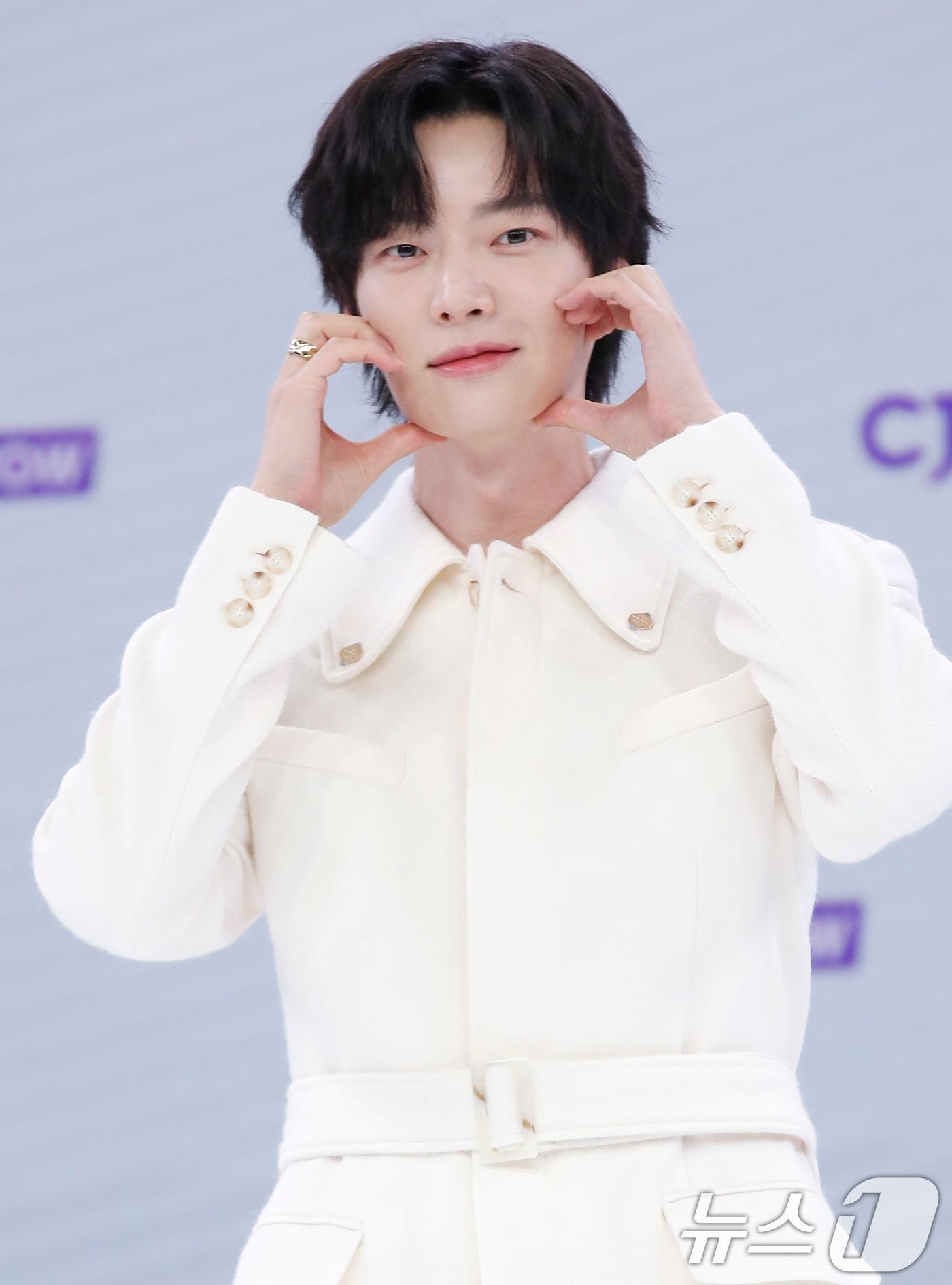 본문 이미지 - 배우 안재현이 22일 서울 서초구 CJ ENM 커머스부문 사옥에서 열린 ‘CJ온스타일 초대형 모바일 라이브쇼’ 제작발표회에서 포즈를 취하고 있다. 2024.8.22/뉴스1 ⓒ News1 권현진 기자