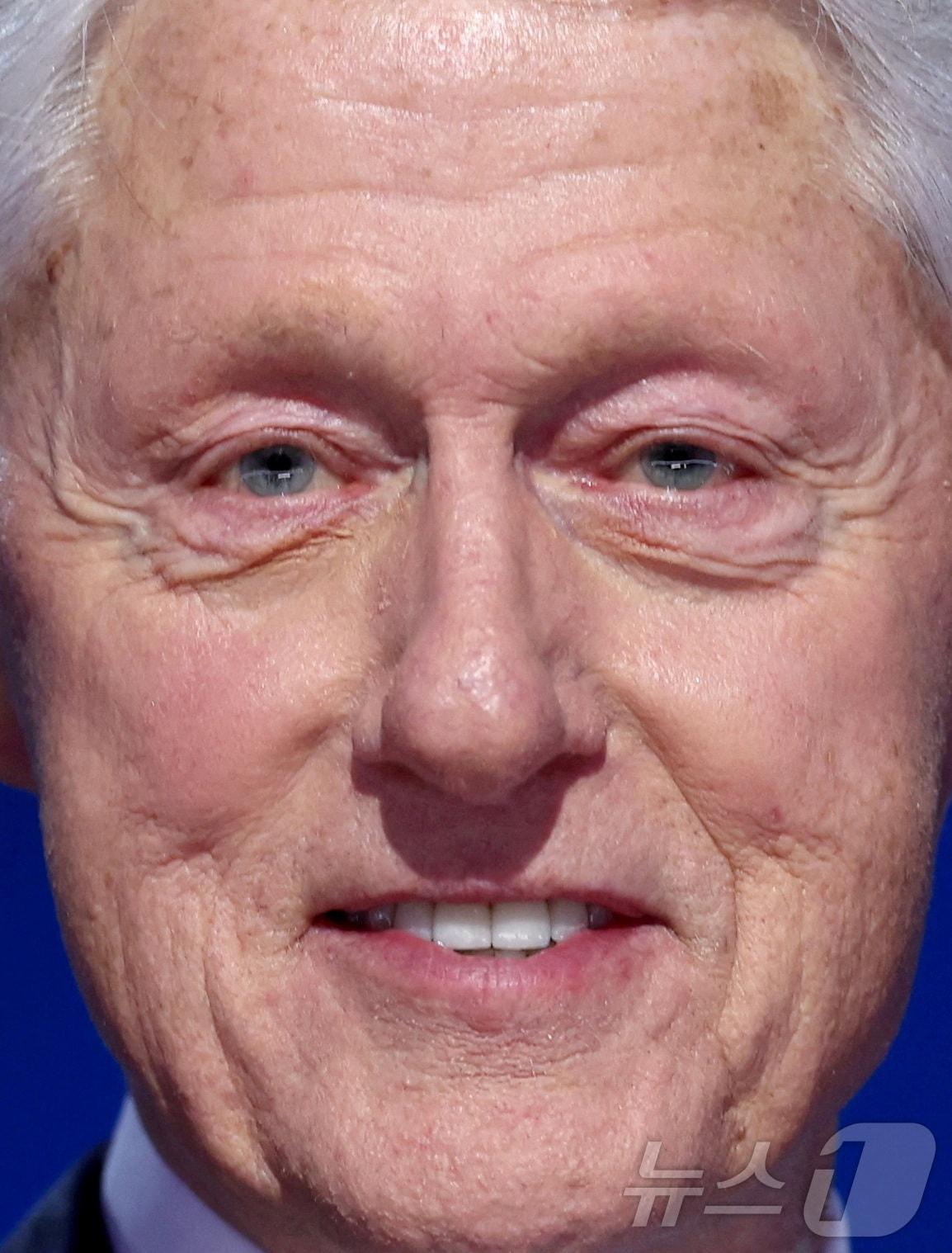 본문 이미지 - 빌 클린턴 전 미국 대통령이 21일(현지시간) 시카고에서 열린 민주당 전당대회에 참석, 해리스 후보 지지 연설을 했다.  클린턴은 올해 78세로 공화당 후보인 도널드 트럼프와 동갑이다. 예전에 비해 많이 늙은 모습이다. ⓒ 로이터=뉴스1 ⓒ News1 박형기 기자