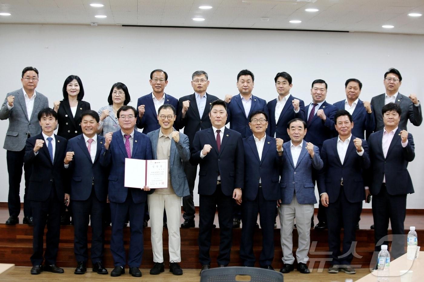 본문 이미지 - 국민의힘 울산광역시당이 지난 21일 울산시당 5층 강당에서 시당위원장·시의원 간담회를 갖고 시의회 원내대표를 선출했다고 22일 밝혔다.(국민의힘 울산시당 제공)