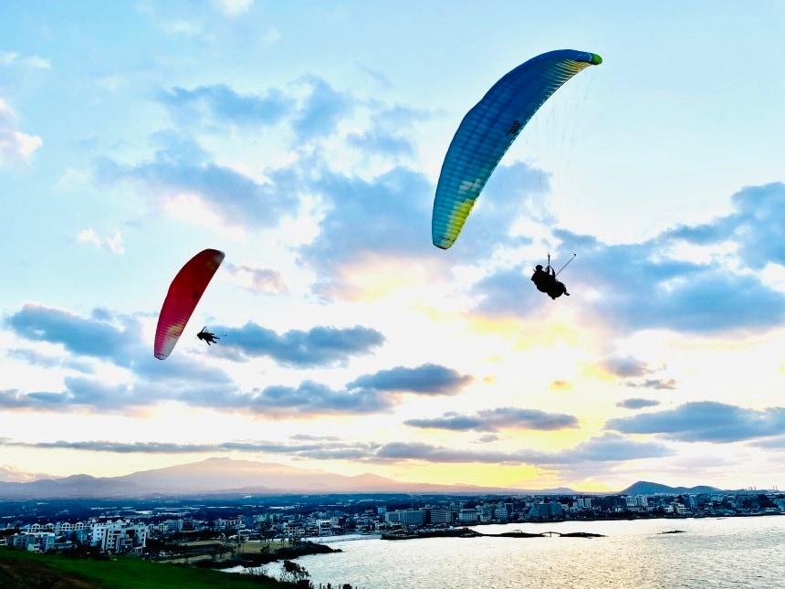 본문 이미지 - 패러글라이더 2인 비행 모습.(한국교통안전공단 제공)