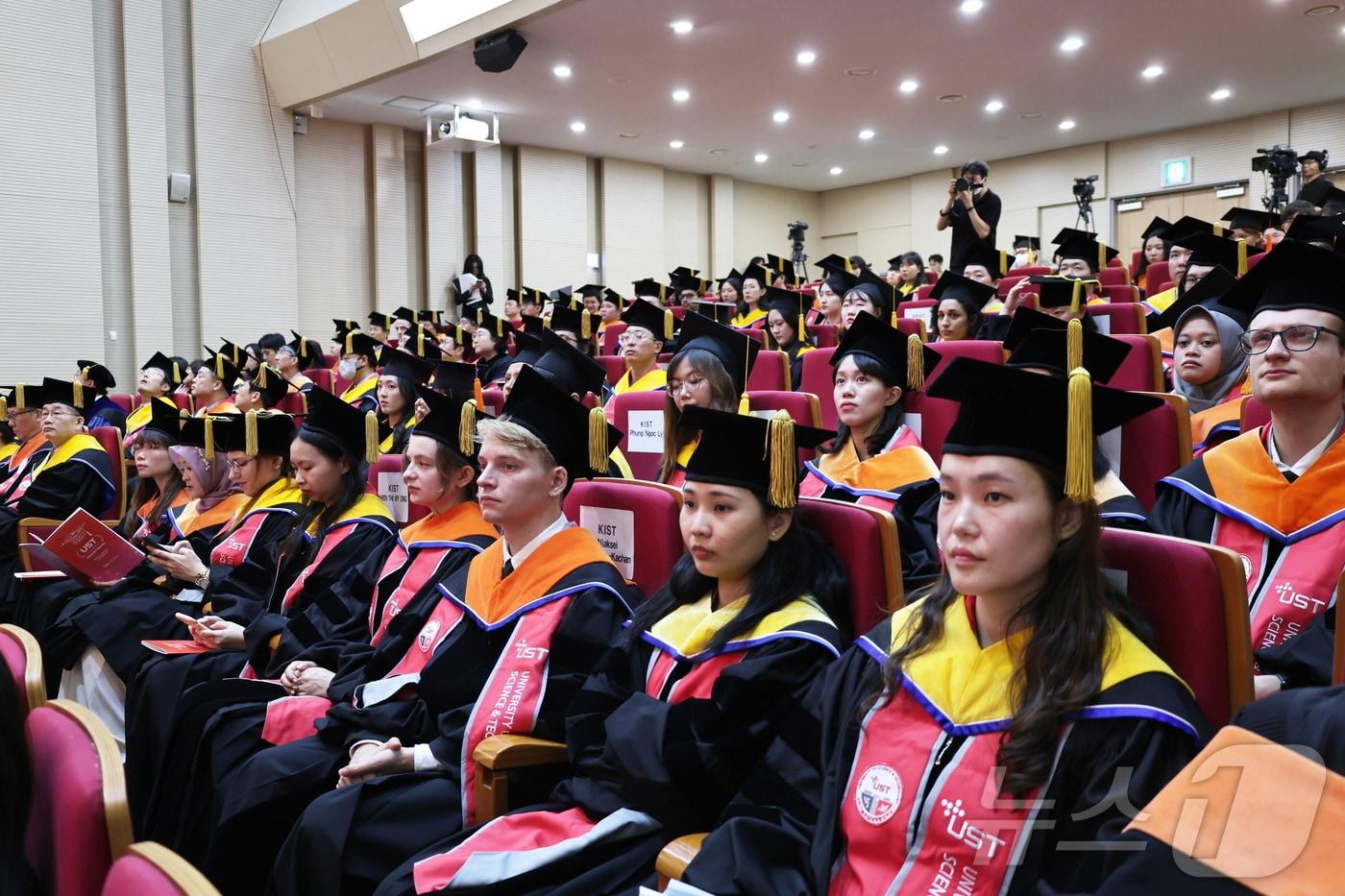 본문 이미지 - UST 졸업생들이 2024 후기 학위수여식을 지켜보고 있다.(UST 제공)/뉴스1