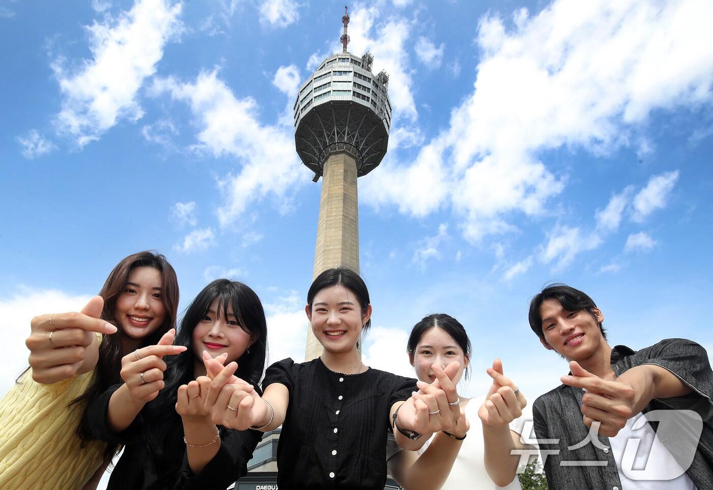  대구 달서구 이월드를 찾은 대학생들이 파란 하늘과 83타워를 배경으로 기념촬영하는 모습.&#40;뉴스1 자료&#41;News1 DB