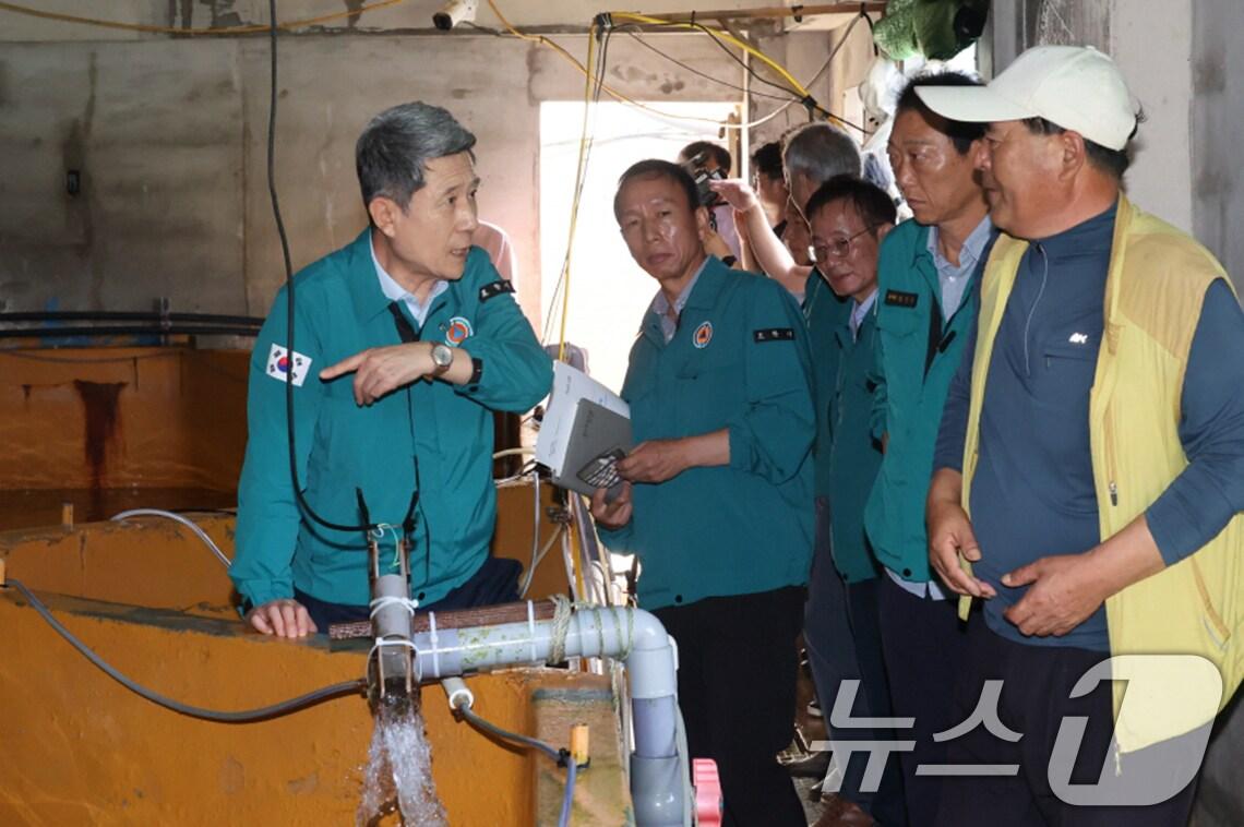 본문 이미지 - 지난해 8월 이강덕 포항시장이 고수온 피해가 발생한 포항시 남구 구룡포의 한 육상양식장을 찾아 어민들과 대화하고 있다.(뉴스1 자료) 