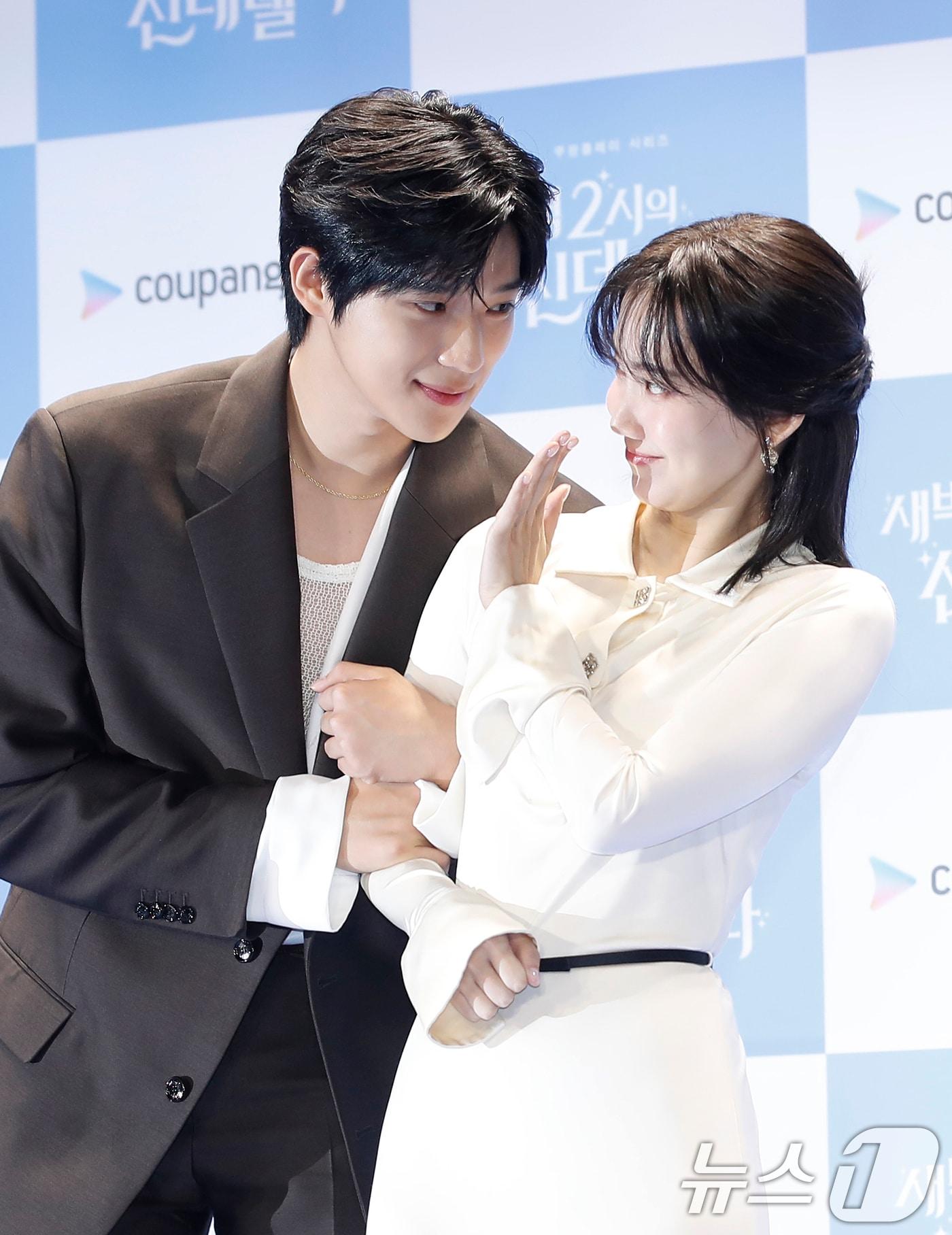 본문 이미지 - 배우 문상민과 신현빈(오른쪽)22일 서울 영등포구 콘래드 호텔에서 진행된 쿠팡플레이 시리즈 '새벽 2시의 신데렐라' 제작발표회에서 포즈를 취하고 있다. '새벽 2시의 신데렐라'는 완벽한 재벌남과 헤어지기로 결심한 극현실주의 능력녀의 고군분투를 그린 오피스 로맨틱 코미디다. 2024.8.22/뉴스1 ⓒ News1 권현진 기자