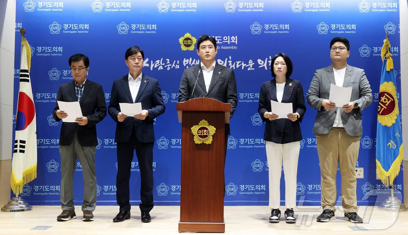 본문 이미지 - 사업 추진이 무산된 ‘K-컬처밸리 복합개발사업’과 관련해 경기도가 토지매입비 반환금 1524억원을 추경예산에 편성하자 경기도의회 국민의힘이 22일 오전 도의회 브리핑룸에서 기자회견을 열어 강하게 반발했다.(경기도의회 제공)/