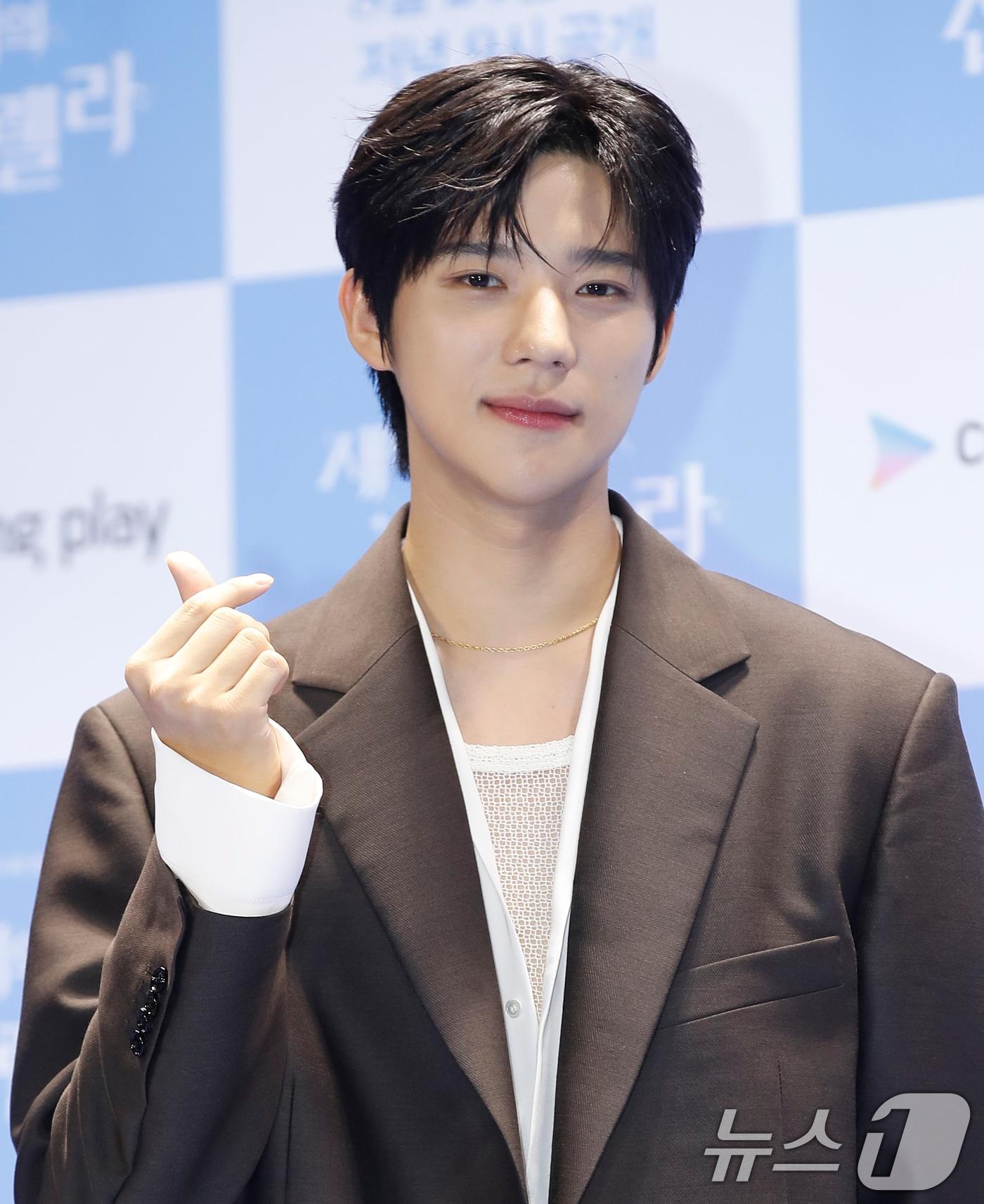 본문 이미지 - 배우 문상민이 22일 서울 영등포구 콘래드 호텔에서 진행된 쿠팡플레이 시리즈 '새벽 2시의 신데렐라' 제작발표회에서 포즈를 취하고 있다. '새벽 2시의 신데렐라'는 완벽한 재벌남과 헤어지기로 결심한 극현실주의 능력녀의 고군분투를 그린 오피스 로맨틱 코미디다. 2024.8.22/뉴스1 ⓒ News1 권현진 기자