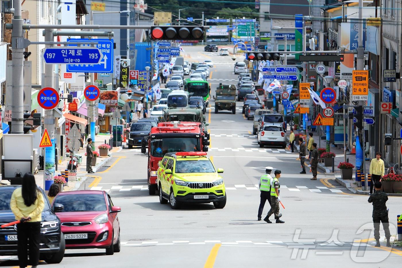 전국 민방위 훈련이 실시된 22일 오후 강원 인제 시가지에서 소방차 길 터주기 훈련이 진행되고 있다.&#40;인제군 제공&#41; 2024.8.22/뉴스1 ⓒ News1 이종재 기자
