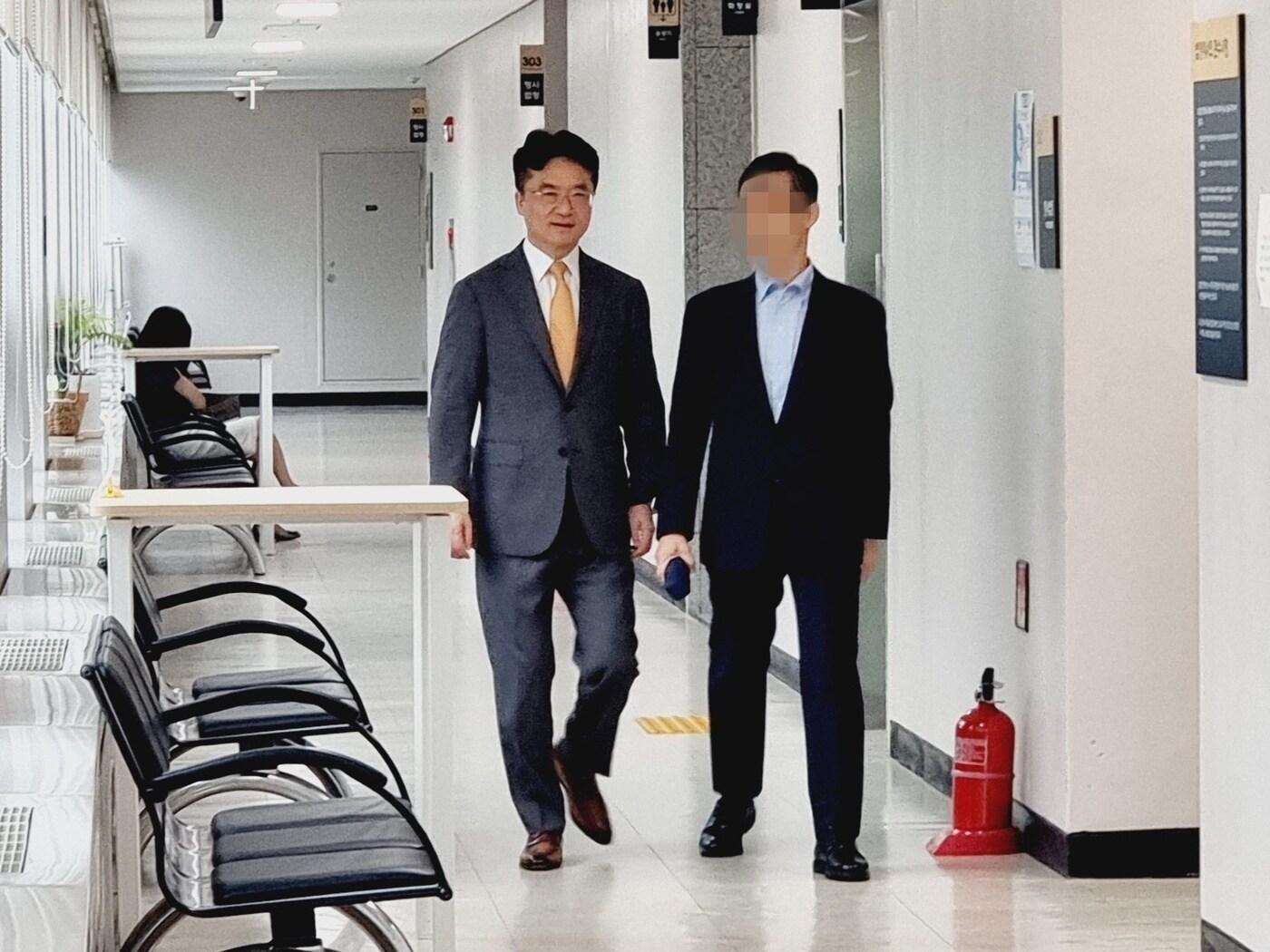 본문 이미지 - 박현종 전 bhc그룹 회장이 22일 법원으로 들어오고 있다.