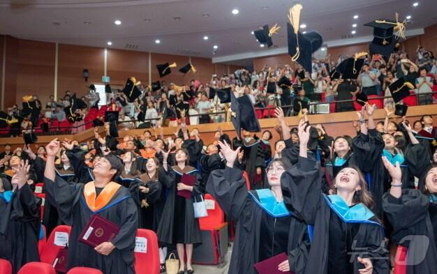본문 이미지 - 전북대학교 2023학년도 후기 학위수여식이 22일 전대학술문화회관에서 개최됐다.(전북대 제공)/뉴스1