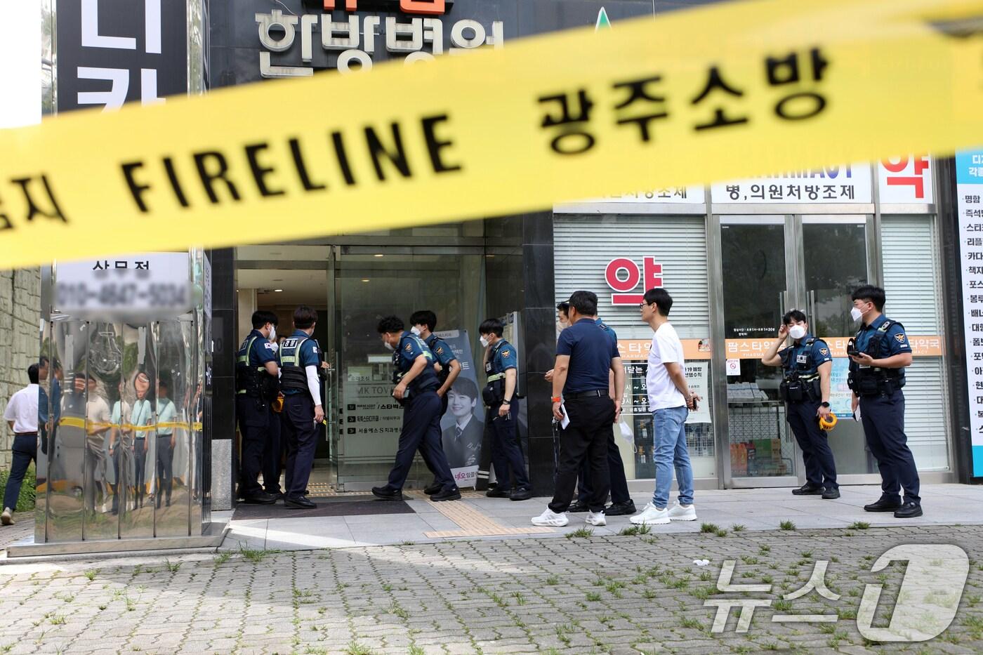 본문 이미지 - 22일 오후 1시 14분쯤 광주 서구 치평동 한 치과에서 택배 상자에 담긴 부탄가스를 엮는 방식으로 제작된 폭발물이 터지는 사고가 발생한 가운데 경찰과 군이 용의자 추적을 하고있다. 2024.8.22/뉴스1 ⓒ News1 이수민 기자