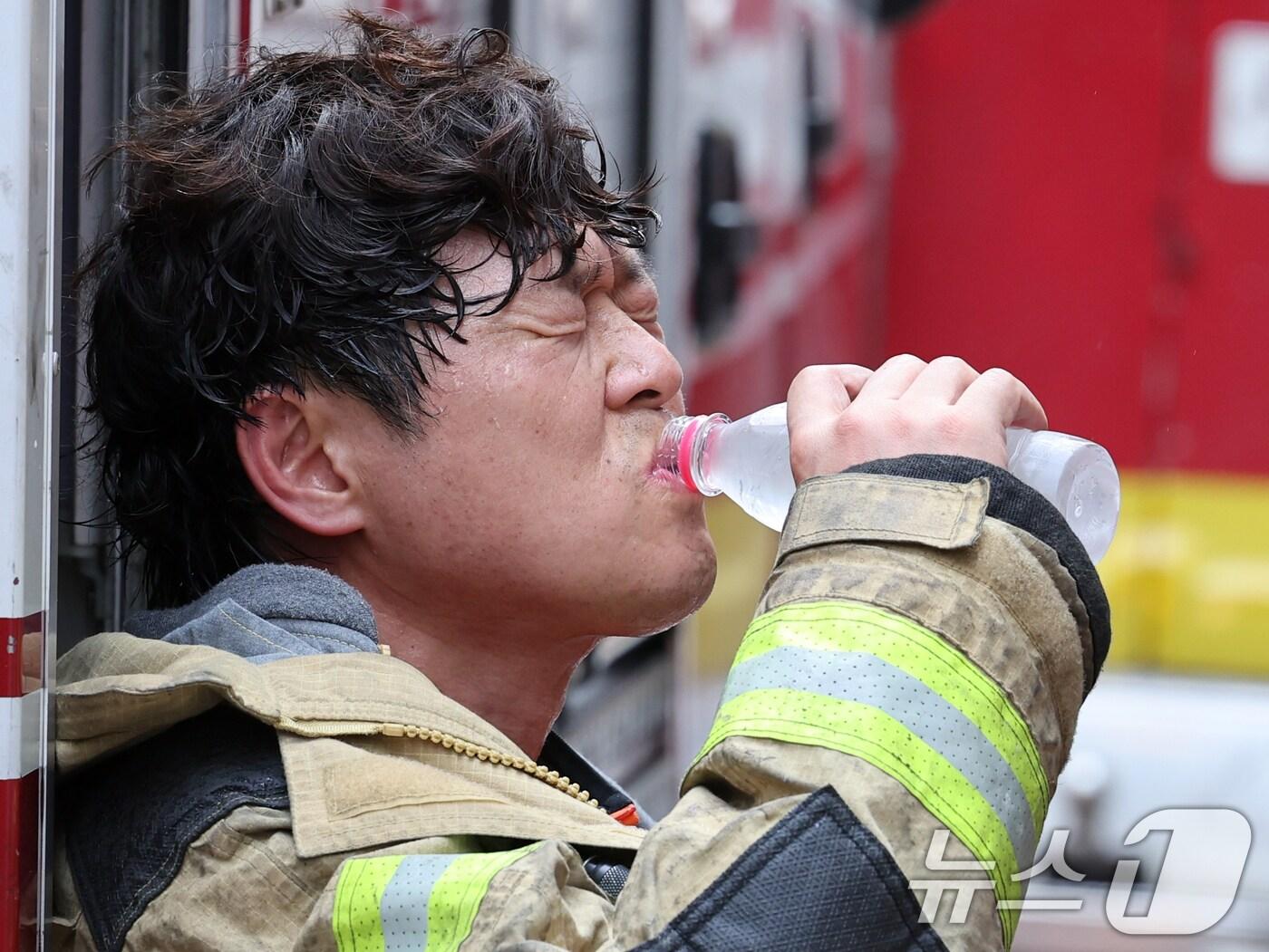 본문 이미지 - 22일 오후 서울 종로구 인사동의 한 건물에서 불이나 소방대원들이 화재 진압 후 소방복을 벗고 있다. 소방 당국에 따르면 화재는 건물 옆 쓰레기 분리장에서 시작된 것으로 추정되고 있다. 2024.8.22/뉴스1 ⓒ News1 황기선 기자