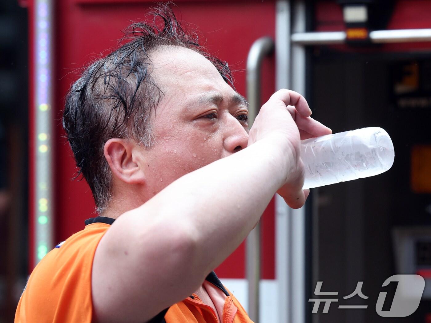 본문 이미지 - 22일 오후 서울 종로구 인사동의 한 건물에서 불이나 소방대원들이 화재 진압 후 물을 마시고 있다. 소방 당국에 따르면 화재는 건물 옆 쓰레기 분리장에서 시작된 것으로 추정되고 있다. 2024.8.22/뉴스1 ⓒ News1 황기선 기자